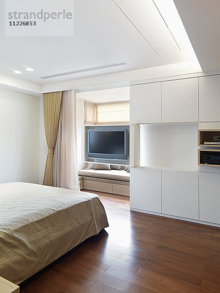 Schlafzimmer mit Hartholzböden in einem modernen Haus