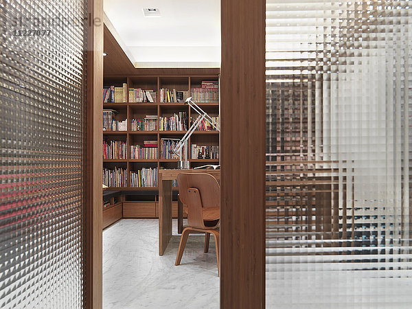 Offene,  lichtdurchlässige Türen führen in ein modernes Heimbüro