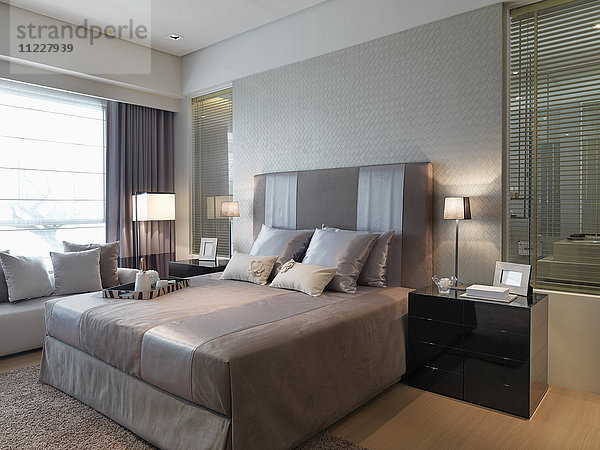 Elegantes Bett im modernen Schlafzimmer