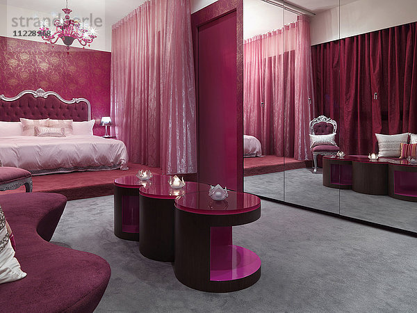 Elegantes Hauptschlafzimmer in Rosa und Rot