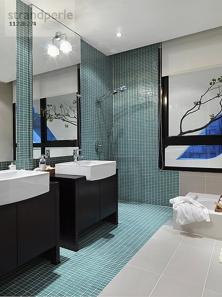 Blaugrüne Mosaikfliesen in einem modernen Badezimmer