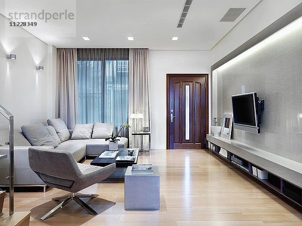 Wohnzimmer mit Flachbildfernseher in einer modernen Wohnung