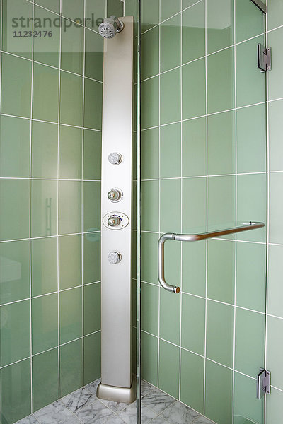 Moderne Dusche mit grünen Kacheln