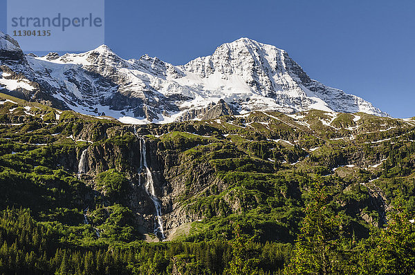 Das Breithorn (oder Lauterbrunner Breithorn) und die Wasserfälle des Flusses Schmadribach im Lauterbrunnental,  Berner Oberland,  Schweiz.