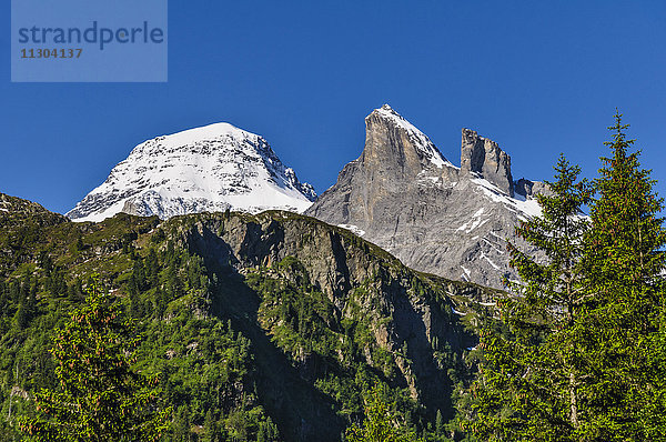 Der Berg Tschingelhorn im Lauterbrunnental,  Berner Oberland,  Schweiz. Rechts davon Wätterhoren und Chanzel.