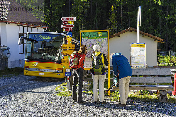 Im kleinen Dorf S-charl mit Postauto und Wanderern,  Unterengadin,  Schweiz.