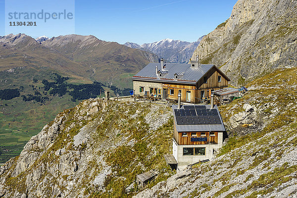Die Lischana-Hütte SAC (Schweizer Alpen-Club) oberhalb von Scuol im Unterengadin,  Schweiz. Blick auf die Silvretta-Alpen.