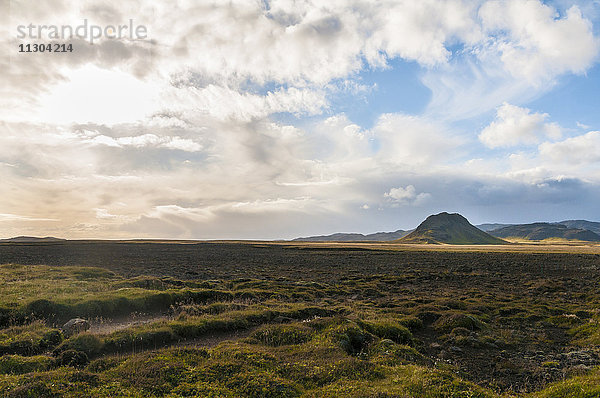 Einsamer Hügel in der Region Krysuvik auf der Halbinsel Reykjanes im Südwesten Islands.