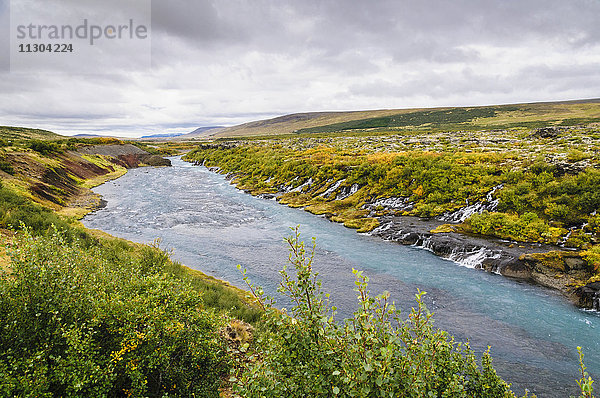 Die Wasserfälle Hraunfossar des Flusses Hvita in der Nähe des Dorfes Husafell im Westen Islands.