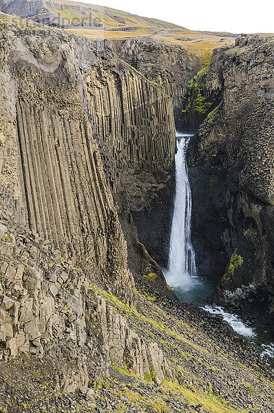 Wasserfall Litlanesfoss im Tal Fljotsdalur bei Egilsstadir im Osten Islands.