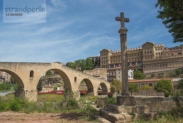 Spanien,  Katalonien,  Manresa,  die Alte Brücke und die Höhle und das Heiligtum von San Ignacio de Loyola