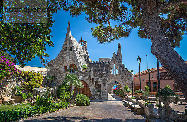 Spanien,  Katalonien,  Stadt Garraf,  Weinkeller Guell (Gaudi)