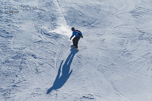 Snowboarder,  14 Jahre,  Berg Tegel,  bei Füssen,  Allgäuer Alpen,  Allgäu,  Bayern,  Deutschland,  Europa