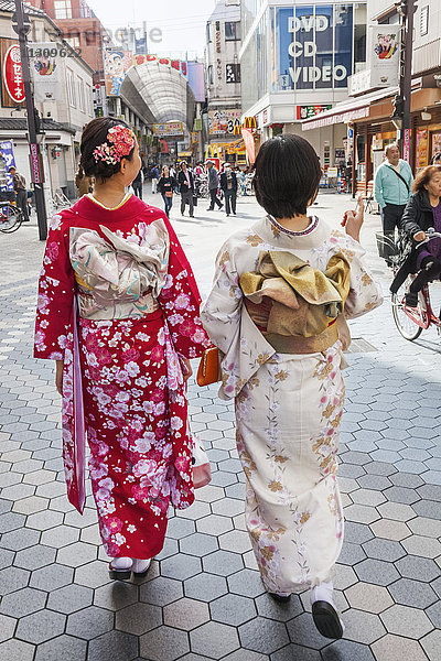 Japan,  Honshu,  Tokio,  Asakusa,  Mädchen im Kimono