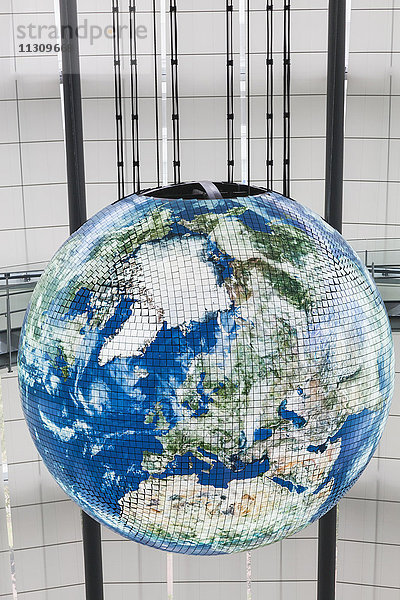 Japan,  Honshu,  Tokio,  Odaiba,  Nationales Museum für aufkommende Wissenschaft und Innovation alias Miraikan,  The Geosphere Giant Globe