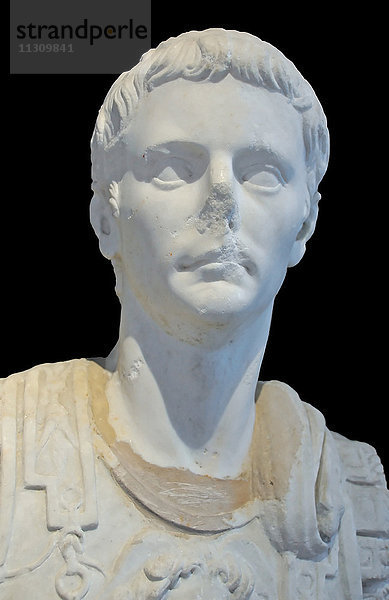 Marmorbüste eines römischen Kaisers isoliert auf grauem Hintergrund