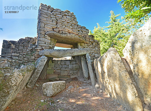 Seltenes Beispiel für einen prähistorischen Dolmen,  der in eine Kirchenruine integriert ist. In Senhora do Monte,  Nordportugal