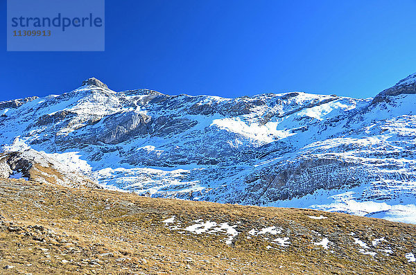 Das Weisshorn in den Berner Alpen (Zentralschweiz). Im Schnee die Wildstrubel-Hütte