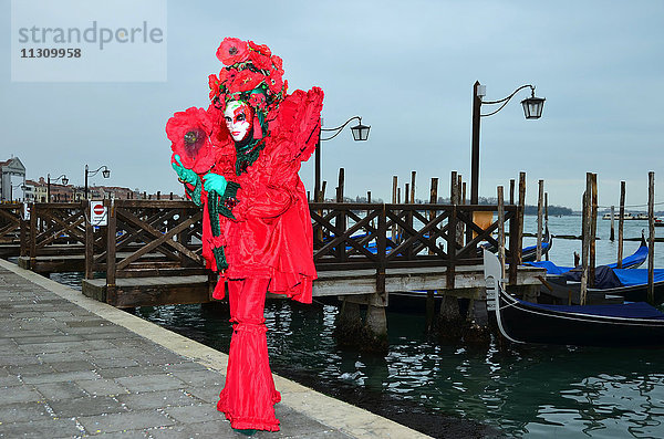 VENEDIG,  ITALIEN - Karnevalskostüm während des Karnevals von Venedig 2015: