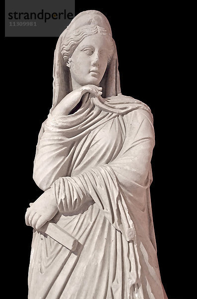 Antike griechische Skulptur der Göttin Nemesis. Die Göttin der göttlichen Vergeltung,  der unberechenbaren Gerechtigkeit und der Geißel der Arroganten. Ursprünglich dazu bestimmt,  das Schicksal angemessen zu verteilen.