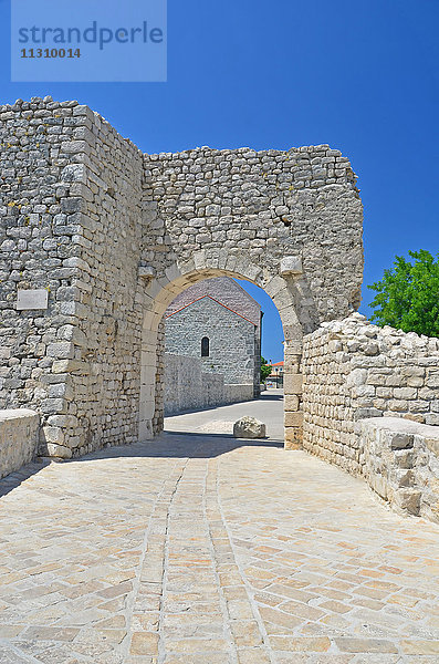 Römisches Tor durch die Stadtmauern von Nin,  in der Nähe von Zadar in Kroatien