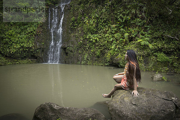 USA,  Vereinigte Staaten,  Amerika,  Hawaii,  Maui,  Hana,  Hawaii Mädchen am Pool,  Wasserfall,  MR 0539