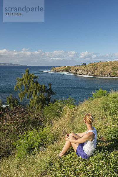 USA,  Vereinigte Staaten,  Amerika,  Hawaii,  Maui,  Kaanapali,  Küste bei Kapalua,  Mädchen sitzt im Gras mit Blick auf die Bucht MR