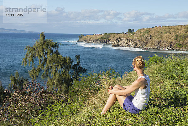 USA,  Vereinigte Staaten,  Amerika,  Hawaii,  Maui,  Kaanapali,  Küste bei Kapalua,  Mädchen am Strand mit Blick auf die Bucht MR