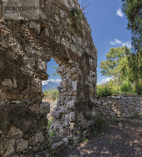 Antike Mauer und Blick auf den Ätna