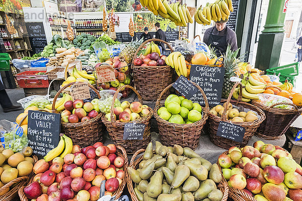 England,  London,  Southwark,  Borough Market,  Auslage eines Obstladens mit Äpfeln und Birnen