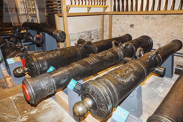 England,  London,  Tower of London,  Der Weiße Turm,  Ausstellung mittelalterlicher Bronzekanonen und Geschütze