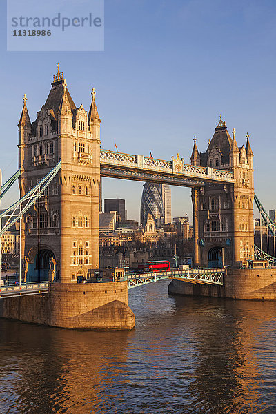 England,  London,  Tower Bridge und Skyline der Stadt