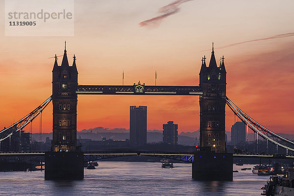 England,  London,  Tower Bridge in der Morgendämmerung