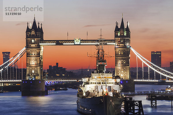 England,  London,  Tower Bridge in der Morgendämmerung
