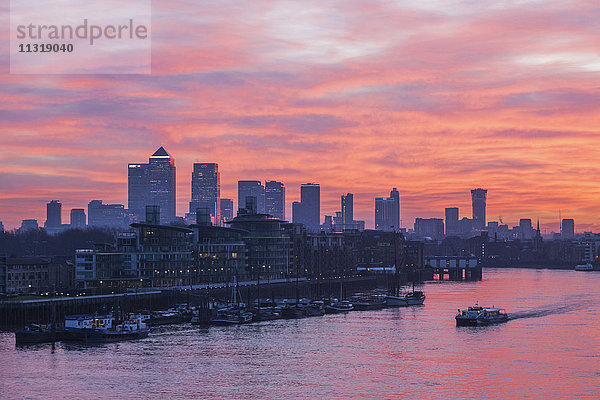 England,  London,  Sonnenaufgang über den Docklands und Canary Wharf