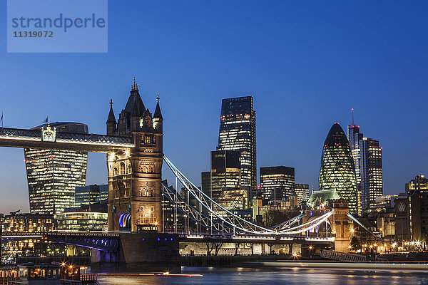 England,  London,  Tower Bridge und Skyline der Stadt