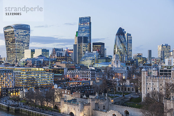 England,  London,  Skyline der Stadt von der Tower Bridge aus gesehen