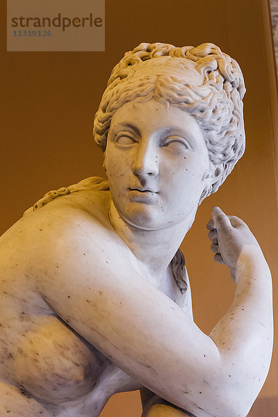 England,  London,  Kensington,  Victoria and Albert Museum alias V&A,  The Sculpture Room,  Marmorstatue der kauernden Venus von John Nost dem Älteren,  datiert 1702
