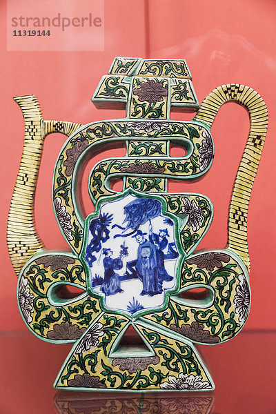England,  London,  Kensington,  Victoria and Albert Museum alias V&A,  The China Room,  Porzellan-Weinkanne in Form eines Shou (Langlebigkeit) Zeichens,  datiert 1680-1720
