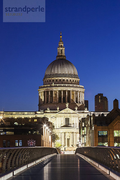 England,  London,  St. Pauls Cathedral und Stadtsilhouette