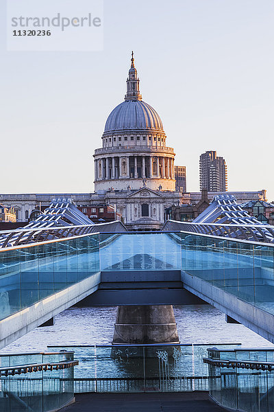 England,  London,  St. Pauls Cathedral und Stadtsilhouette