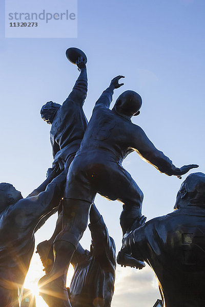 England,  London,  Richmond,  Twickenham Rugby Stadium,  Skulptur einer Rugby-Auslinie von Gerald Laing