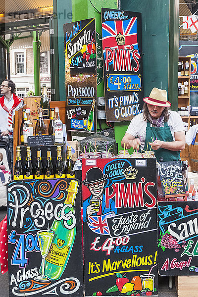 England,  London,  Southwark,  Borough Market,  Auslage eines Flaschenladens für Prosecco und Pimm's Drinks