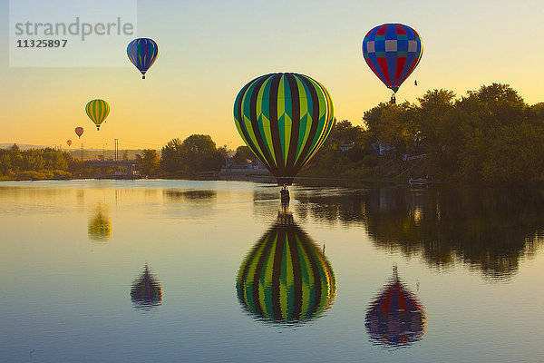 Heißluftballons über dem See
