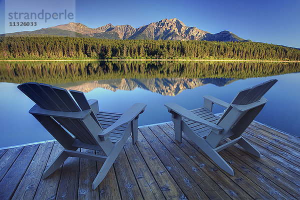 Liegestühle am Patricia Lake im Jasper National Park in British Columbia