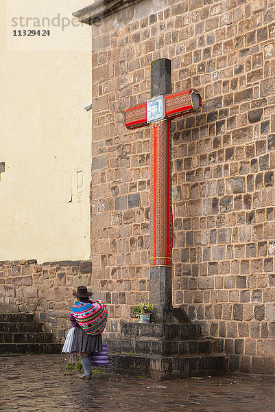 Einheimische Frau auf dem Weg zur Kirche in Cusco,  Peru
