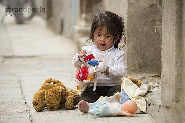 Mädchen spielt mit Spielzeug Peru