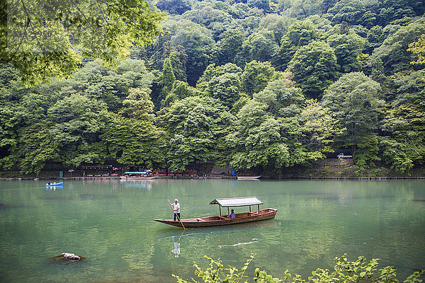 Der Berg Arashiyama und der Fluss Oi in Japan