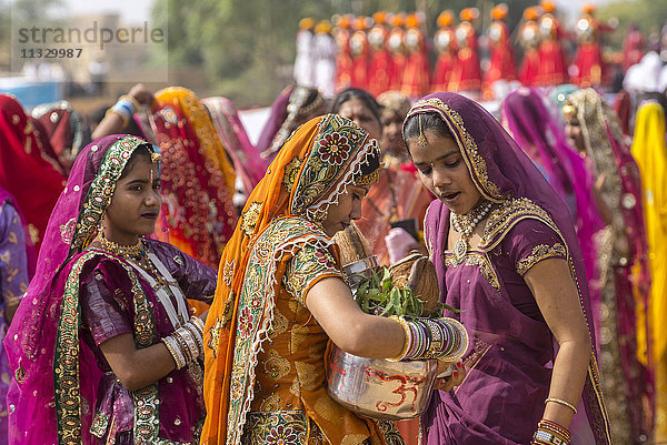 Wüstenfest mit einheimischen Frauen in Jaisalmer,  Rajasthan