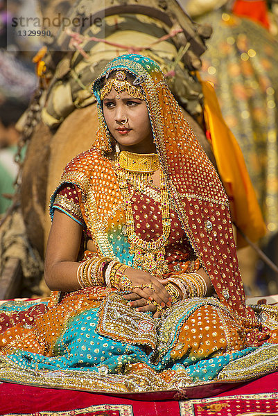 Wüstenfest mit einheimischer Frau in Jaisalmer,  Rajasthan